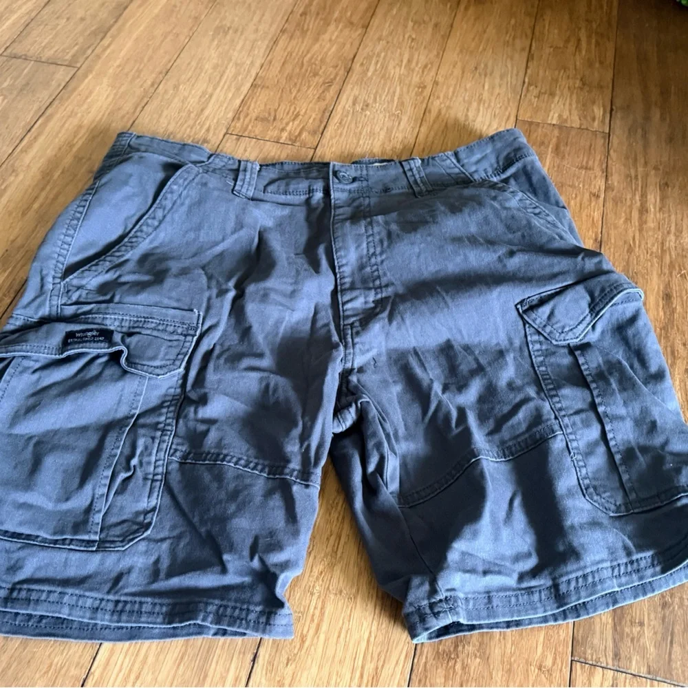 Wrangler Men's Relaxed Fit Grey Cargo Shorts